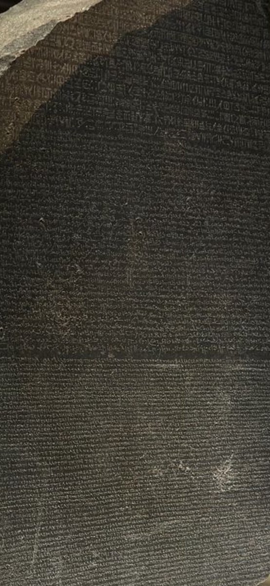 Vale_Patarroyo's tweet photo. Pero esto si es WOW, señoras y señores, la Piedra de Rosetta!!😮. A quienes nos gusta los idiomas esto es el santo grial.🫠 Esta historia sí me la sé.

Resumen ejecutivo: Sobre esta piedra los egipcios escribieron un decreto usando tres lenguas, sus jeroglíficos, su lengua cotidiana y griego. En el Siglo XVIII la piedra es descubierta por Napoleón y permitió que lingüistas eruditos usaran el griego para descifrar los jeroglíficos y así reconstruyeron la historia egipcia. Interesante, cierto?
