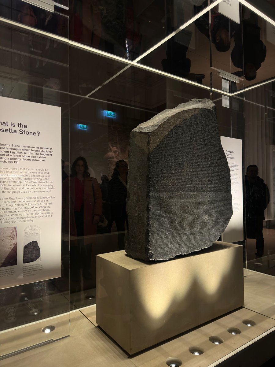 Vale_Patarroyo's tweet photo. Pero esto si es WOW, señoras y señores, la Piedra de Rosetta!!😮. A quienes nos gusta los idiomas esto es el santo grial.🫠 Esta historia sí me la sé.

Resumen ejecutivo: Sobre esta piedra los egipcios escribieron un decreto usando tres lenguas, sus jeroglíficos, su lengua cotidiana y griego. En el Siglo XVIII la piedra es descubierta por Napoleón y permitió que lingüistas eruditos usaran el griego para descifrar los jeroglíficos y así reconstruyeron la historia egipcia. Interesante, cierto?