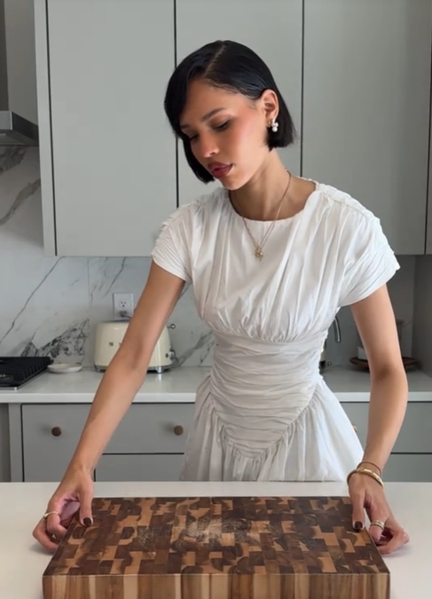 naturallyneve's tweet photo. This is Nara Smith.

She's a Trad Wife who's famous for her extravagant recipes.

Her specialty is turning everyday staples into culinary works of art. 

Here's her top 9 creations:🧵 https://t.co/Wmnboyaprx