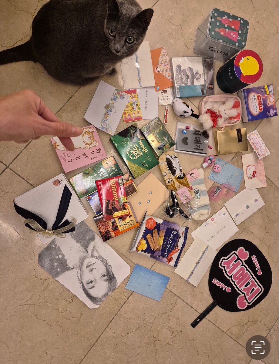 queenyeaji's tweet photo. Yeaji Dec 1 fcf update 💛

Must be gifts from japanese fans who went to the Nick and Nicole event 🤍🤍 https://t.co/R8UYQQ717q