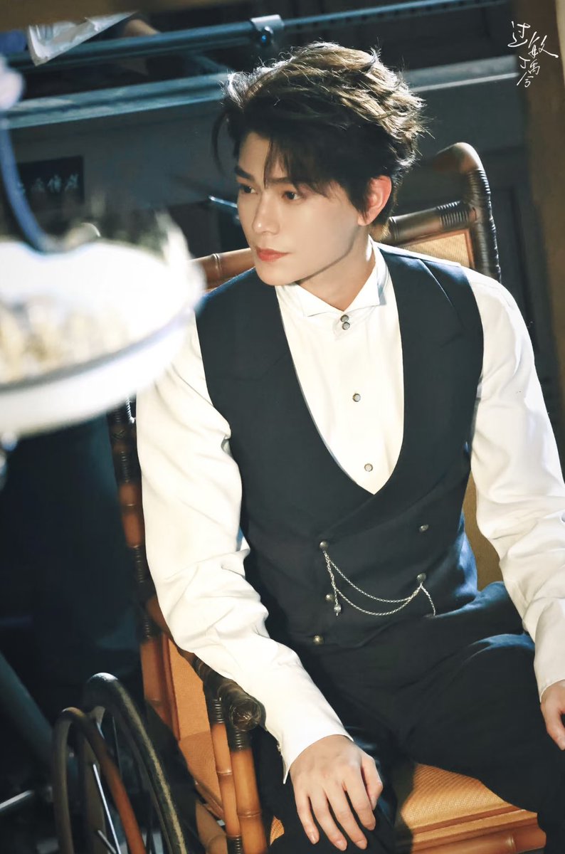 ทำความรู้จัก จางไห่เซี่ย #ติงอวี่ซี 
เด็กกำพร้า รับเลี้ยงโดยหอจดหมายเหตุนันยาง มีรอยไหม้รูปผีเสื้อที่ด้านหลัง หัวใจอยู่ทางด้านขวา หนุ่มหล่อ ฉลาด เป็นสายลับอยู่หอจดหมายเหตุ การรับรู้กลิ่นเป็นเลิศ อ่านริมฝีปากเก่ง นักฉวยโอกาส ทุพพลภาพ สูญเสียความสามารถในการเคลื่อนไหวจากเหตุระเบิด