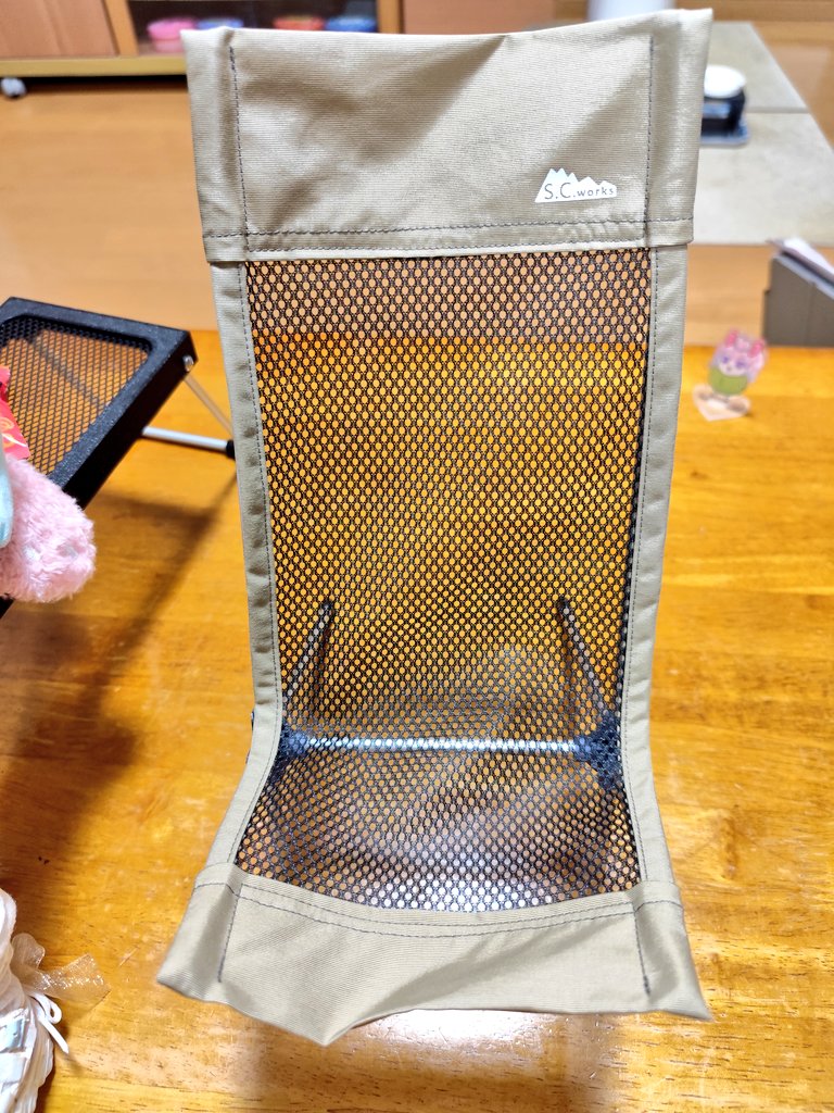 toris777's tweet image. 今日は良番？を引けたので
ふゆテーブル第一弾をゲットできたわ✨
s.c.worksさんのメッシュ座面も手に入ったし網網で揃いました
それとラグを新しい物に交換して頂きました🙇
早く外に連れ出したいですね
#ふゆチェアー
#scworks