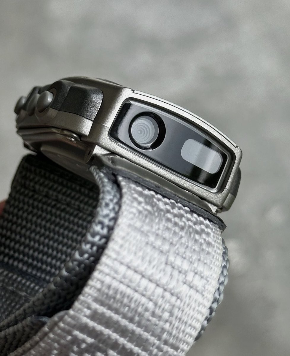 Shtreetwear's tweet photo. Casio WQV-2 Wrist Camera (2001) https://t.co/nkky7Os2LD