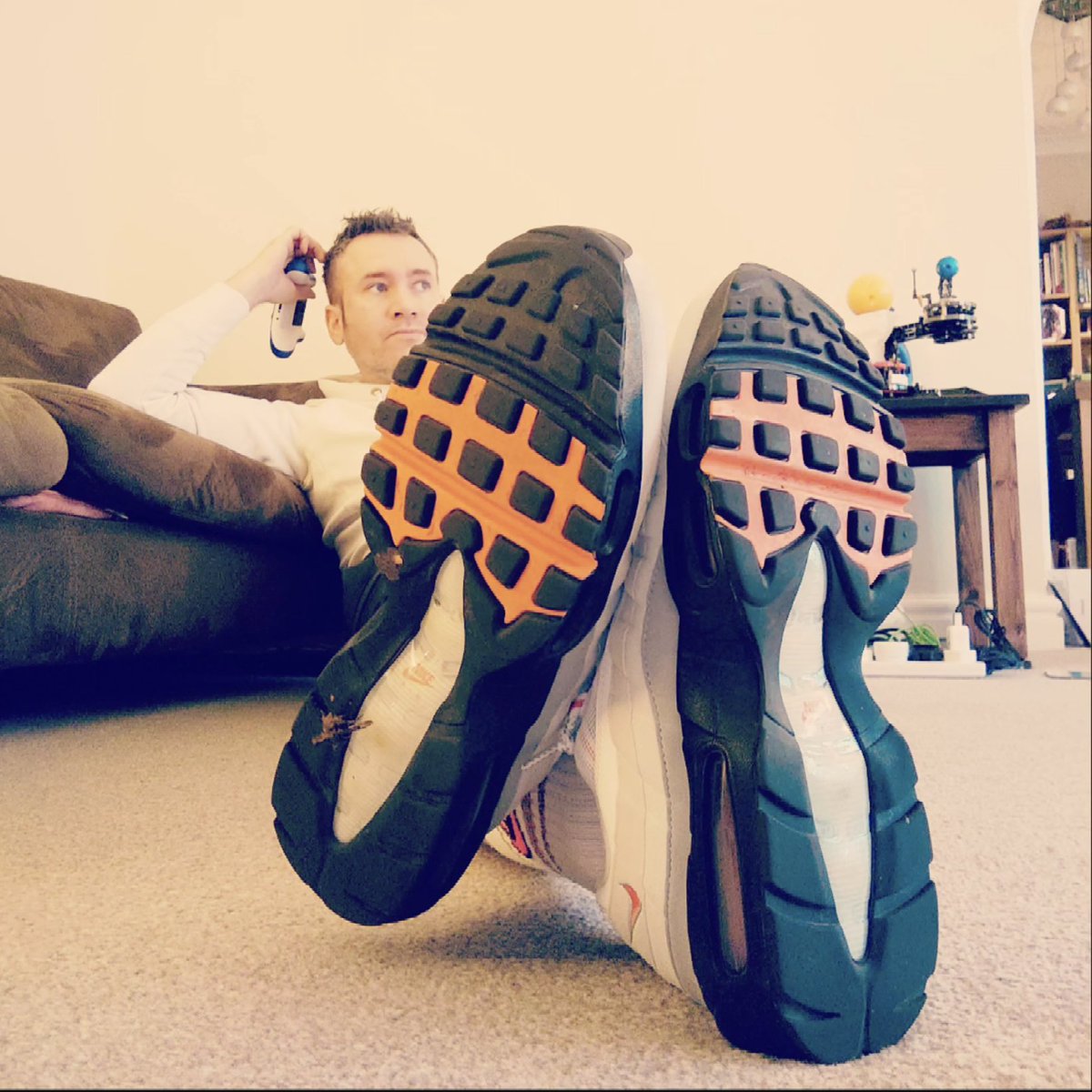 willspilsbury's tweet photo. I'm bored waiting for Mum and Dad now. Can you tell? 🤣 Xbox X updated. Laundry done. Place tidied. COME ON! AM HUNGRY! 😆🍽️ #gotsole #sundaydinner #sundayvibes #airmax95 #kotd👟 #sneakerhead https://t.co/8iSCyWFXZZ
