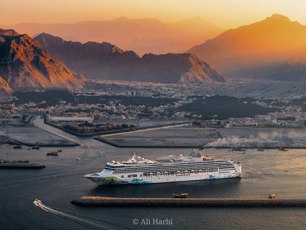 7a3rBi's tweet photo. 🚢🌅
لوحة فنية ترسم لنا لحظات خروج السفينة السياحية من ميناء خصب، في مشهد آسر يبين لنا جمال التضاريس وتخلل خيوط الشمس الذهبية على جبالها الشاهقة! 

أتمنى أن تنال إعجابكم 🌹
#خصب #مسندم #Khasab #Musandam https://t.co/HWQiaCUFzN