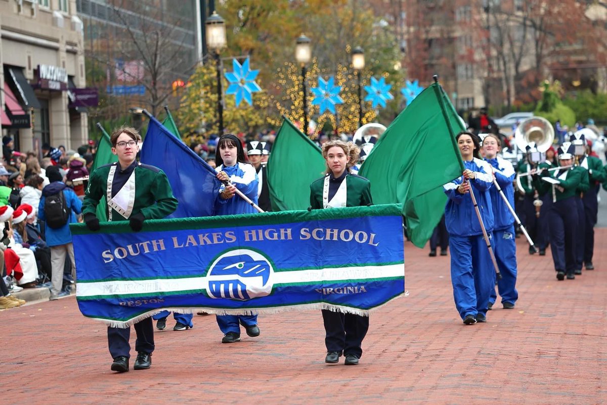 Here are pics from the festivities of the 2024 Reston Town Center Holiday Parade! 🎅🎄 [📸: Isadora Guerreiro] #restontowncenter #reston #holidayparade