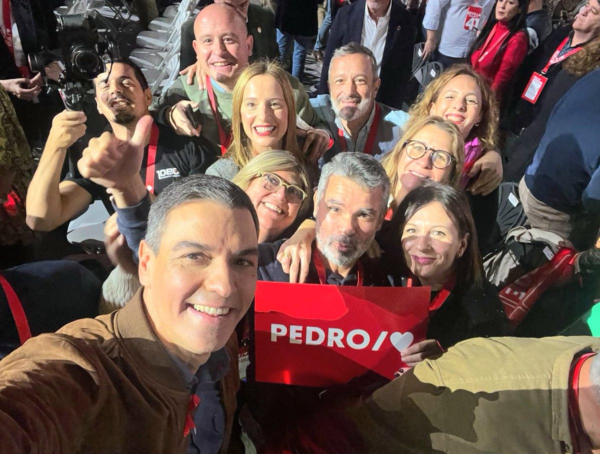 pepebernal's tweet photo. En el cierre del 41 Congreso @PSOE no podía faltar la gente de #Marbella y #SanPedro. Se han sumado a la decena de delegados y observadores que ambas agrupaciones hemos tenido en #Sevilla.
Hemos dejado nuestra huella y nuestras propuestas.
🌹👏❤️ https://t.co/b9AqkzX6pa