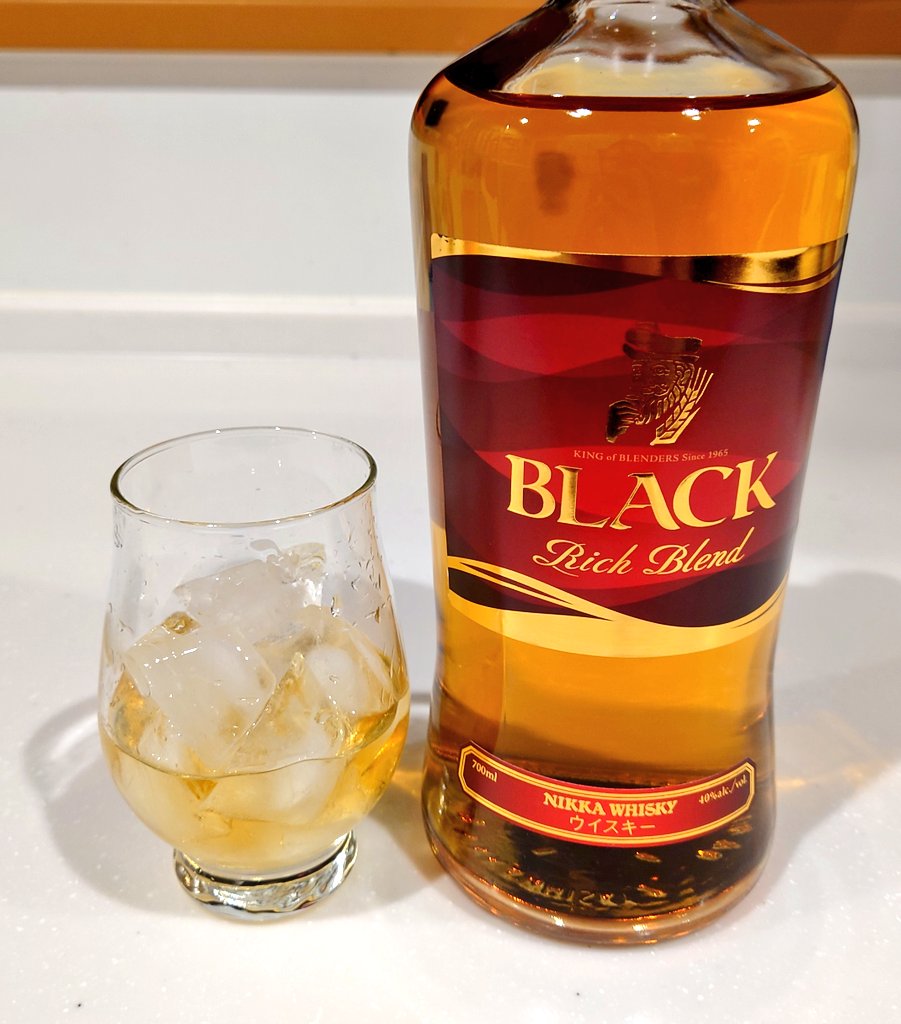 LWfp19B5xPmkLbs's tweet photo. #NIKKA #BLACK #RichBlend で #ひぱひぱ🍻
まずはオススメロックで🧊香も口に残る残像も甘~い😳✨
コレはコーラでしょと思ってコークハイに❗甘味系のスパイスが、さらに甘い方向に立ってる気がする。
ダブルブラックとはまた違った方面のコーラの相棒を見つけたかも👍 https://t.co/pSTSFBIBgu