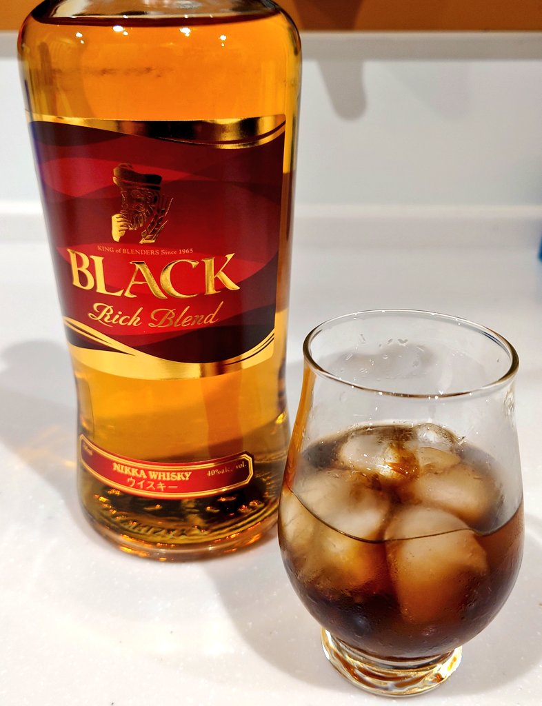 LWfp19B5xPmkLbs's tweet photo. #NIKKA #BLACK #RichBlend で #ひぱひぱ🍻
まずはオススメロックで🧊香も口に残る残像も甘~い😳✨
コレはコーラでしょと思ってコークハイに❗甘味系のスパイスが、さらに甘い方向に立ってる気がする。
ダブルブラックとはまた違った方面のコーラの相棒を見つけたかも👍 https://t.co/pSTSFBIBgu