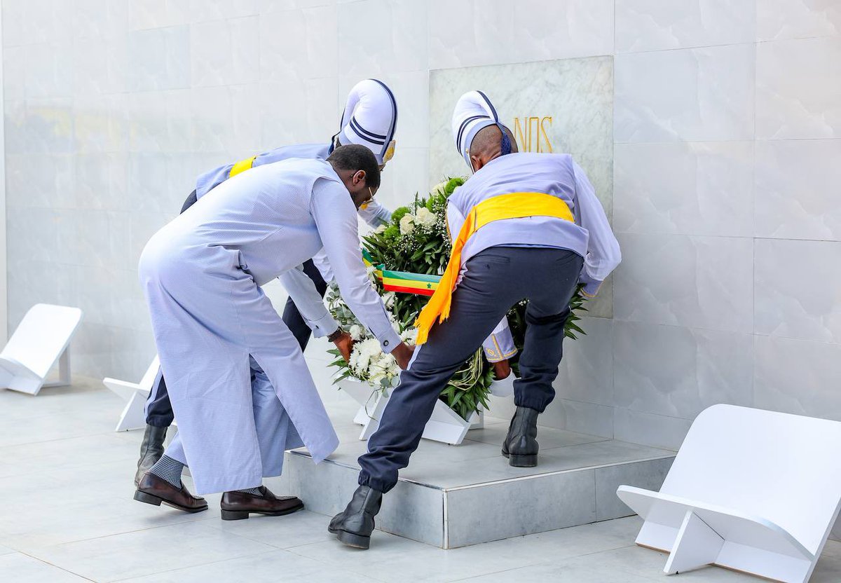 PR_Diomaye's tweet photo. À Thiaroye, la mémoire nous rassemble et réaffirme notre humanité. 

Avec mes homologues africains et l’ensemble de la nation sénégalaise, nous avons rendu hommage aux tirailleurs, héros longtemps oubliés, tombés pour avoir réclamé justice et dignité.

Aujourd’hui, un pas important est franchi pour restaurer leur honneur et leur dignité. 

Au demeurant, le travail pour préserver cette mémoire et rétablir pleinement leur place dans l’Histoire doit se poursuivre. 

#Thiaroye44