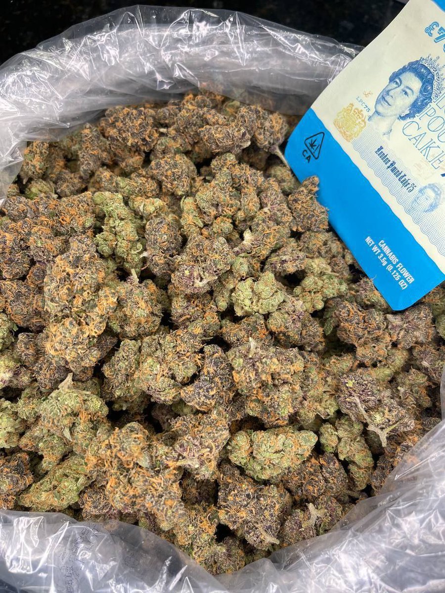 SONIC_BUDS420's tweet photo. London Pound Cake 💷🎂 https://t.co/kCHnXLR9kZ
