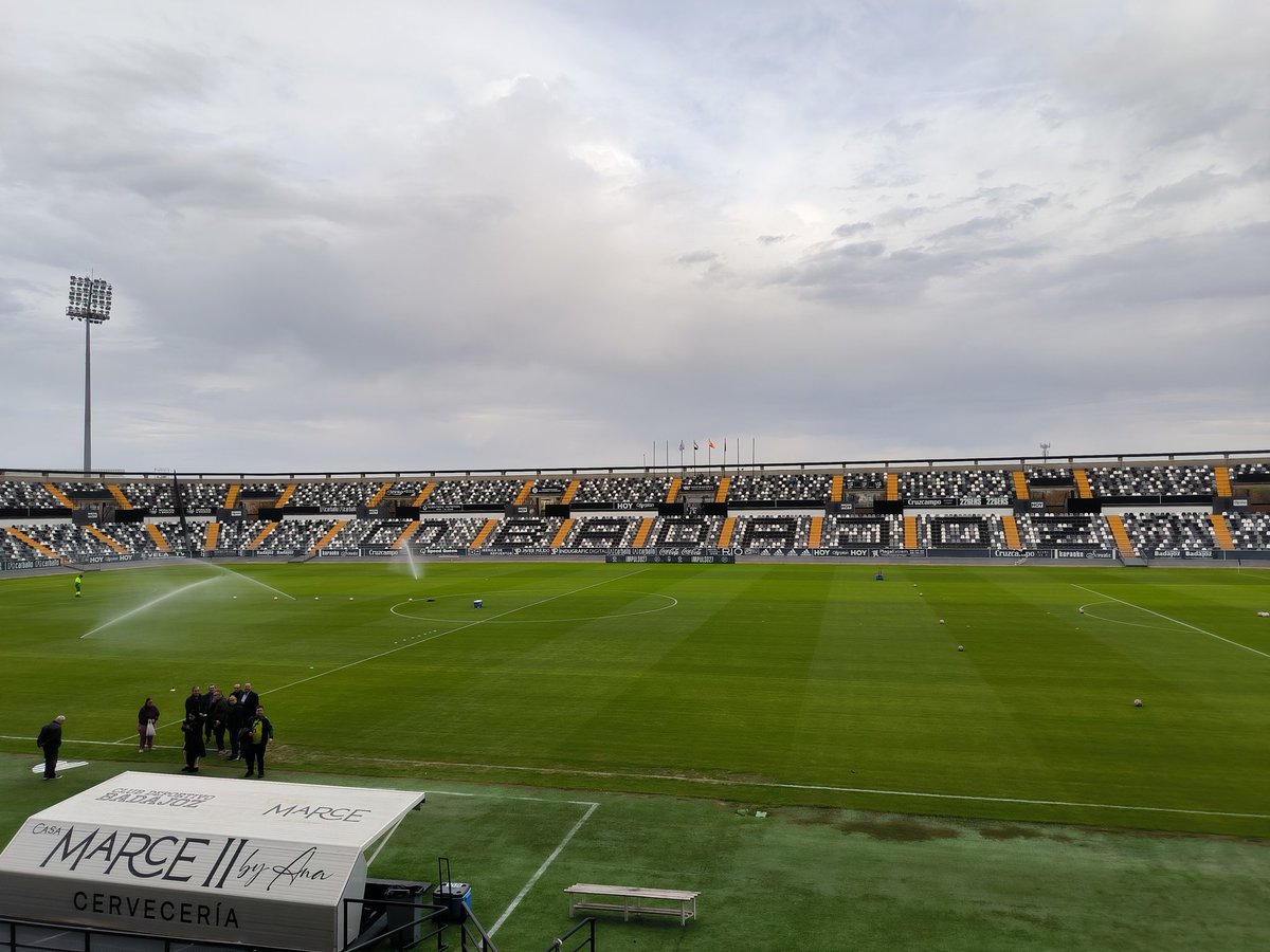 Ya por el Nuevo Vivero.

Hoy con <a href="/vidigalmanolo/">Manuel Vidigal</a> e <a href="/ivar944/">Ivar Antúnez 🔥</a> 

Hoy se estrena el césped de invierno del Vivero.