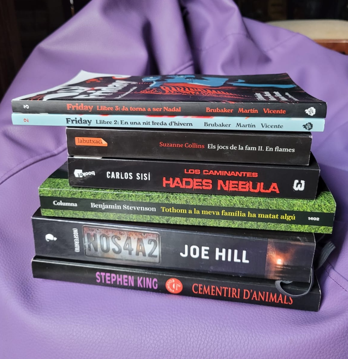 Gemmasm78's tweet image. #TBR Desembre 📚

𝐂𝐞𝐦𝐞𝐧𝐭𝐢𝐫𝐢 𝐝&apos;a𝐧𝐢𝐦𝐚𝐥𝐬
@StephenKing
@columnaedicions

𝐓𝐨𝐭𝐡𝐨𝐦 𝐚 𝐥𝐚 𝐦𝐞𝐯𝐚 𝐟𝐚𝐦𝐢𝐥𝐢𝐚 𝐡𝐚 𝐦𝐚𝐭𝐚𝐭 𝐚𝐥𝐠𝐮
#BenjaminStevenson
@columnaedicions

𝐋𝐨𝐬 𝐂𝐚𝐦𝐢𝐧𝐚𝐧𝐭𝐞𝐬 #𝟑: 𝐇𝐚𝐝𝐞𝐬 𝐍𝐞𝐛𝐮𝐥𝐚
@carlossisi
@Booket_Planeta

⬇️