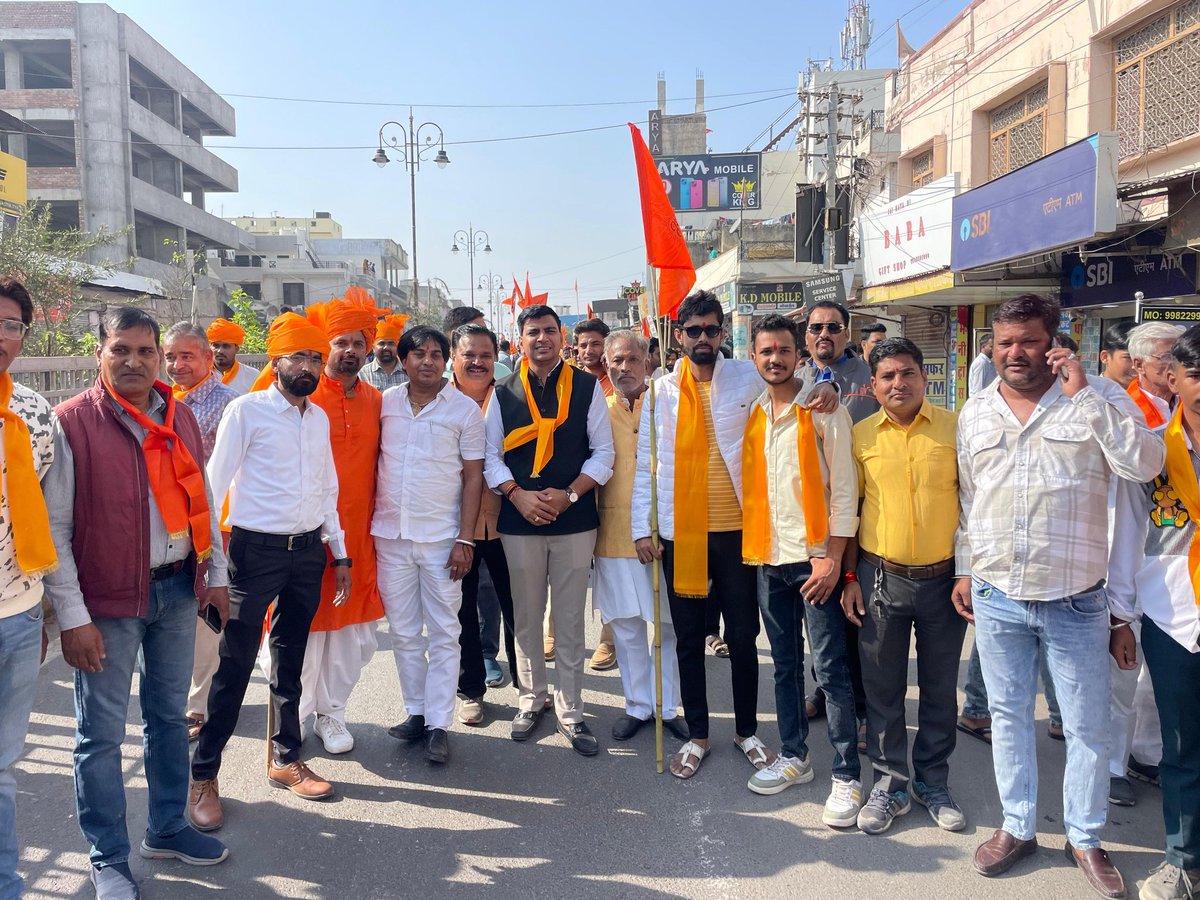 आज किशनगढ़ में आयोजित "सनातन एकता पदयात्रा" में भाग लेने का सौभाग्य प्राप्त हुआ।

यह यात्रा बागेश्वर धाम के पीठाधीश्वर परम पूज्य पंडित श्री धीरेंद्र कृष्ण शास्त्री जी के आव्हान पर सनातन धर्म, एकता, और भारतीय संस्कृति का संदेश लेकर चल रही है।