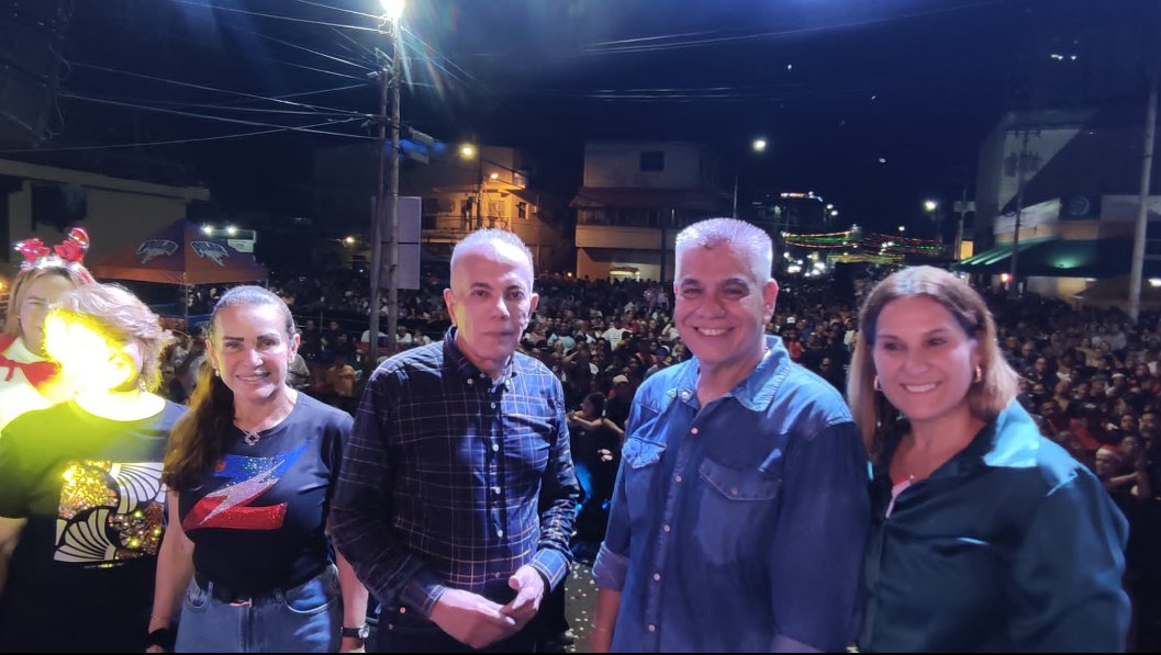 ddshlags's tweet photo. #1DeDiciembre ¡Ciudad Ojeda brilló con el encendido de luces navideñas! Nuestro gobernador @manuelrosalesg y nuestro alcalde @cheolagunillas compartieron esta alegría con todos los lagunillenses. 

#NavidadEnCiudadOjeda
#ZuliaNavideño
#UnidosSomosMás
@alclagunillas https://t.co/9VpGoePyef