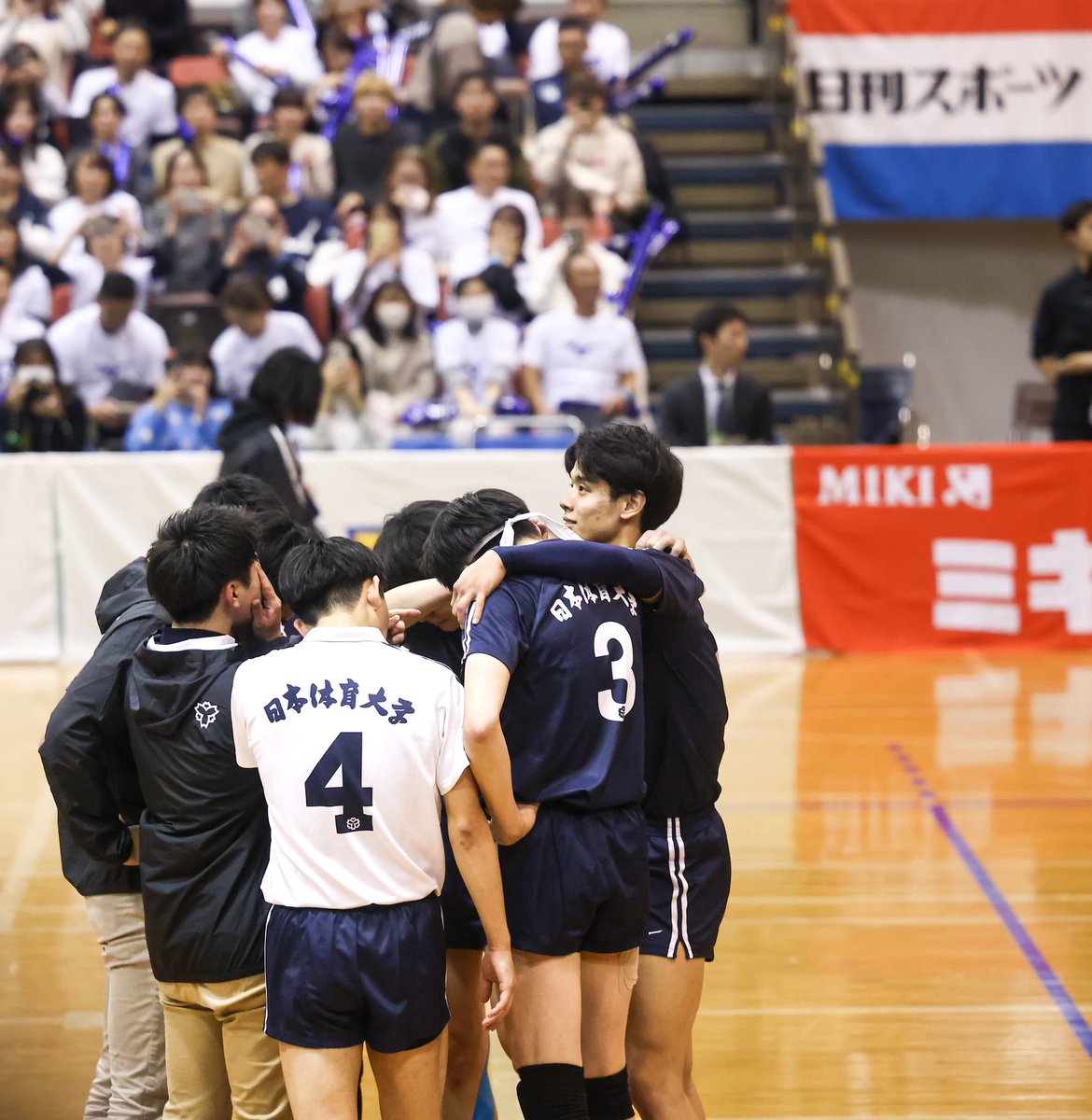 motsusaaan's tweet photo. 準優勝の日体大
ハグでお互いを労い4年生との別れを惜しんでいました
太嘉丸君は山元君とお話してたの来年に向けて何か伝えたい事があったのかな
#全カレ決勝専修対日本体育大学船橋アリーナ https://t.co/8y3tPhrsTd