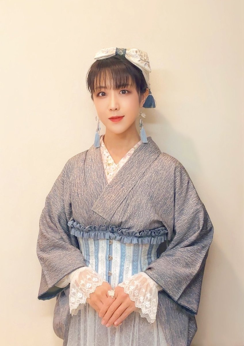konpeitou127's tweet photo. 小紋＋コルセット＋白レースのブラウス＆オーバースカート＝和洋折衷コーデ👘👗 
アウターは千鳥格子のインバネス🤍🩶

シャンテグラムストライプにあわせて、アクセサリーはReikoさんの冬の少女❄️ https://t.co/CaqR9svnGi