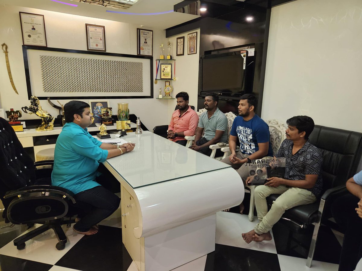 RamCinemas's tweet photo. #Amaran - Big Big Biggest BLOCKBUSTER for @Siva_Kartikeyan ✨

@NellaiSKFC Team has shared the Shield on behalf of the Blockbuster Run of  #AmaranInRamCinemas 💥

As an Exhibitor we are extremely Happy 😍 and waiting for the next Blockbuster with @ARMurugadoss sir https://t.co/KtmlTN78Kb