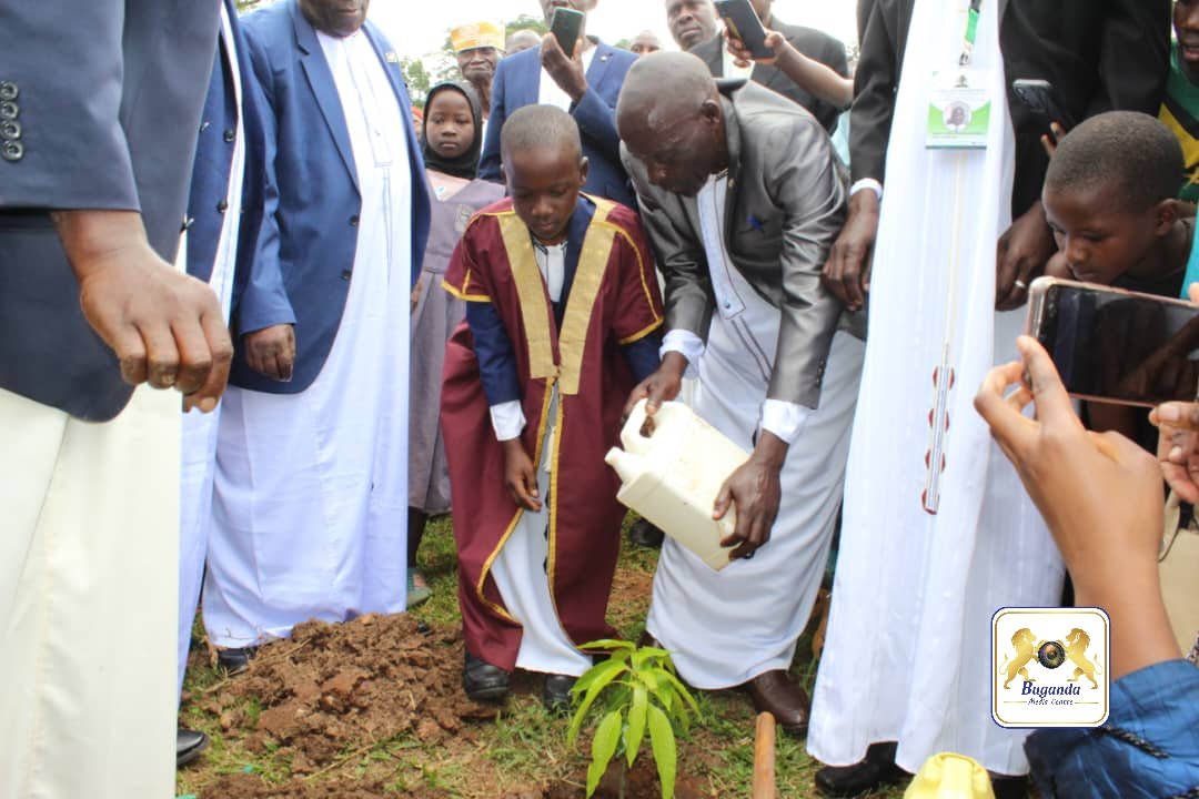 BugandaKingdom_'s tweet photo. Omutaka Kalibbala Adnan Nsozi Omukulu w'Ekika ky'Enseenene akubirizza bazzukulu be okujjumbira emirimu gy'Ekika.

Omutaka Kalibbala obubaka buno abuweeredde Kiryanyonza mu ggombolola Mumyuka Kalamba mu Butambala bw'abadde agenze okulambula ku bazukkulu be abasibuka mu ssiga lya Kalanzi.