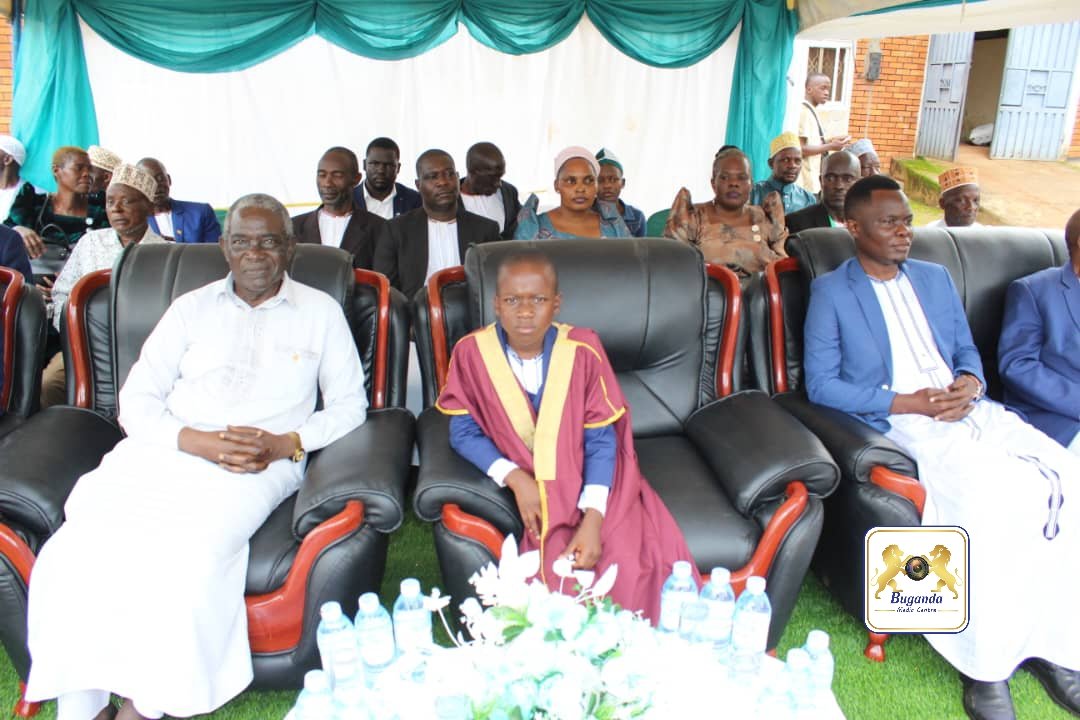 BugandaKingdom_'s tweet photo. Omutaka Kalibbala Adnan Nsozi Omukulu w'Ekika ky'Enseenene akubirizza bazzukulu be okujjumbira emirimu gy'Ekika.

Omutaka Kalibbala obubaka buno abuweeredde Kiryanyonza mu ggombolola Mumyuka Kalamba mu Butambala bw'abadde agenze okulambula ku bazukkulu be abasibuka mu ssiga lya Kalanzi.