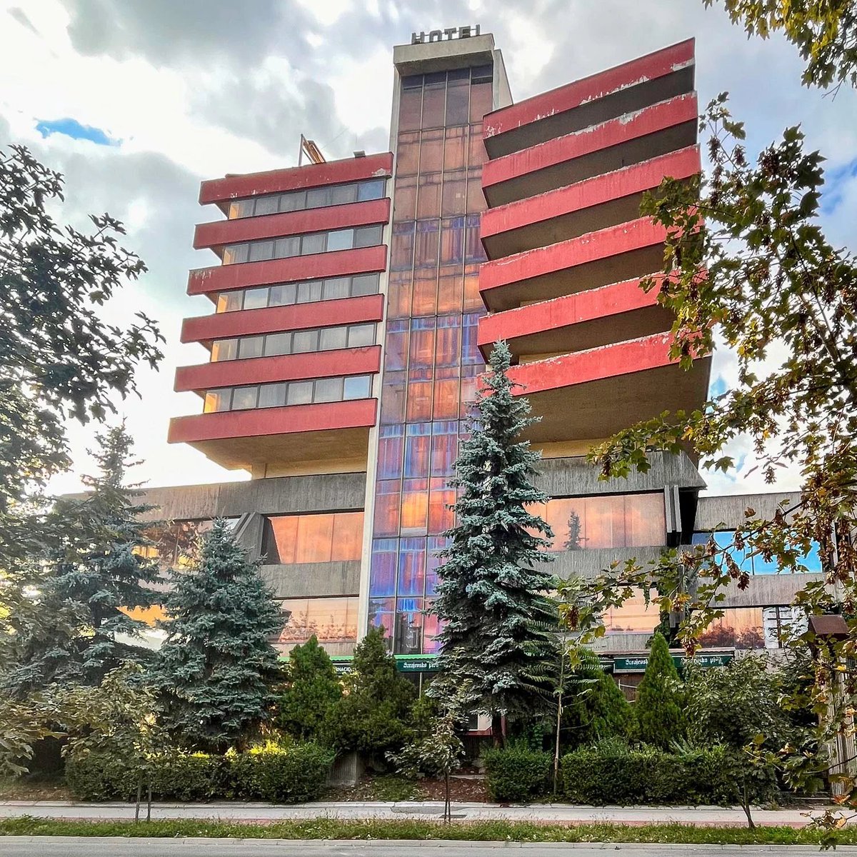 Hotel Internacional | Zenica
➜ Architect: Slobodan Jovandić
➜ Bouw: 1978
➜ Bulevar Kulina bana 29, Zenica | Bosnië en Herzegovina

Meer Zenica op
oostblog.info/2024/11/30/zen…