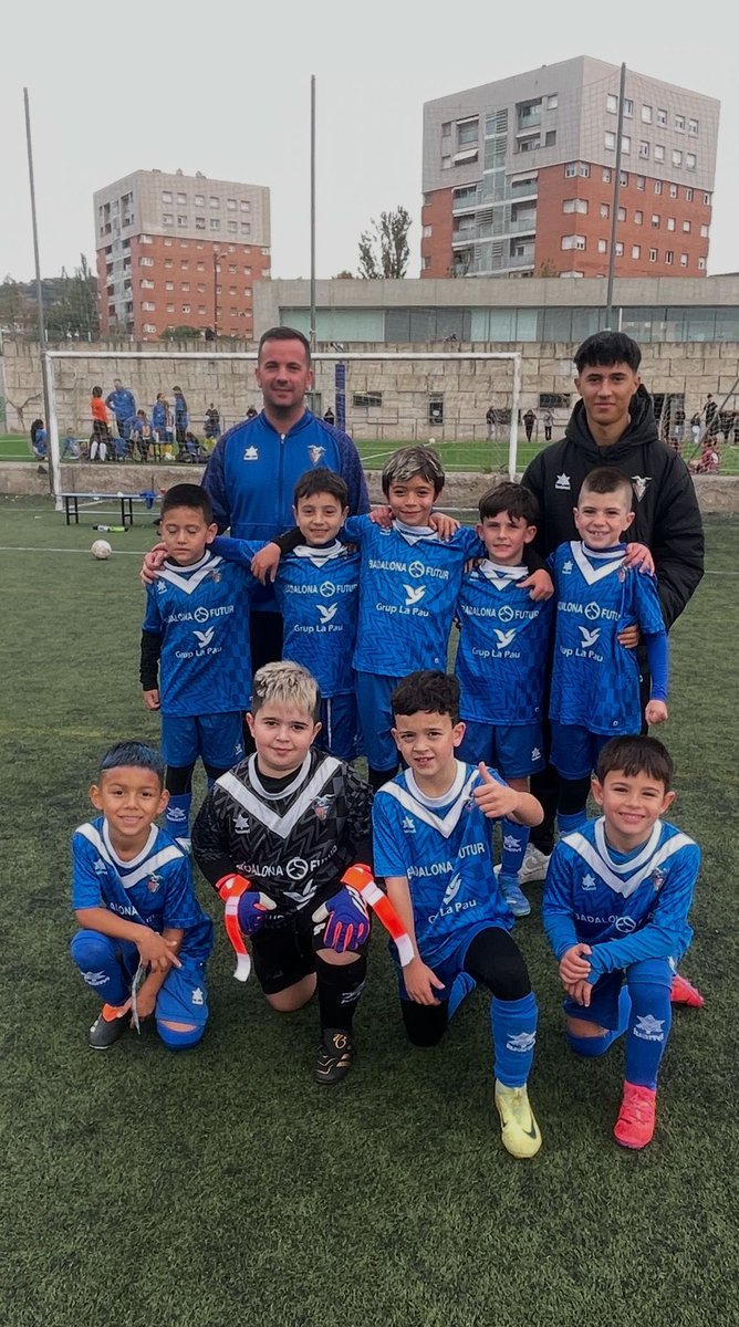 ffbadalona_base's tweet photo. Nova victòria del Prebenjamí S8! Triomf per 5-1 contra el Sarrià en un partit complicat al primer quart (1-1), però que hem dominat des del segon amb bon joc i solidesa defensiva. +3 i seguim líders! 💙💪
#CiutatDeBadalona https://t.co/579Oi3eJgI