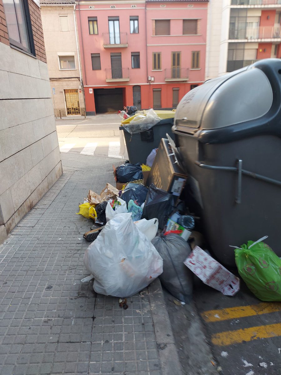 Miquel_Seb's tweet photo. @diariRegio7 Avui, al C. Maternitat d'Elna, amb els nous contenidors a 20 metres des del dia 18/11/2024, encara es mantenen els vells davant de l'entrada del número 2, amb aquesta estampa. @ajmanresa , què espereu a retirar-los i vetllar per un bon ús d'allò que ens heu imposat? https://t.co/GkzF3Xh6AS