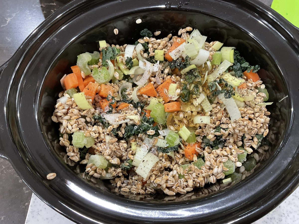 OverAtSusies's tweet photo. 1. Barley ‘risotto’. Firstly I prepared the barley because I’m going to make arancini style patties with it too. You can even eat it on its own with added herbs and seasoning! Slice a leek, celery, carrot and a couple of cabbage leaves. Season and add a tsp of honey. https://t.co/yiuvb5ou6l