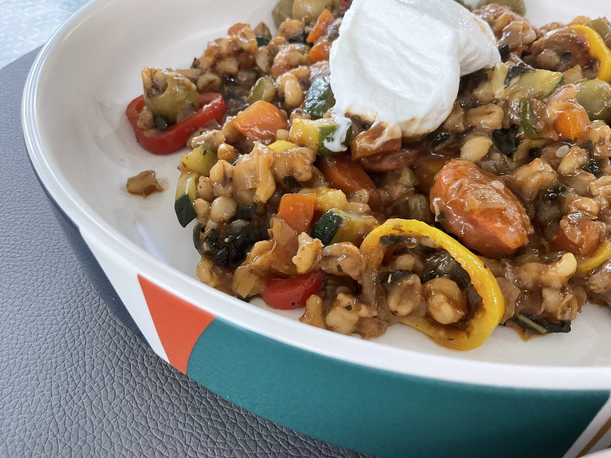 OverAtSusies's tweet photo. 4. Add the cooked barley and vegetables and a handful of olives. Add a little lemon juice and Tabasco sauce. Cook gently for about 5 mins. Everything goes creamy and unctuous. Serve with sour cream or Greek yoghurt. Really lovely, hearty and healthy dish. Please try 😋😊 https://t.co/g1UUQ5zeoT