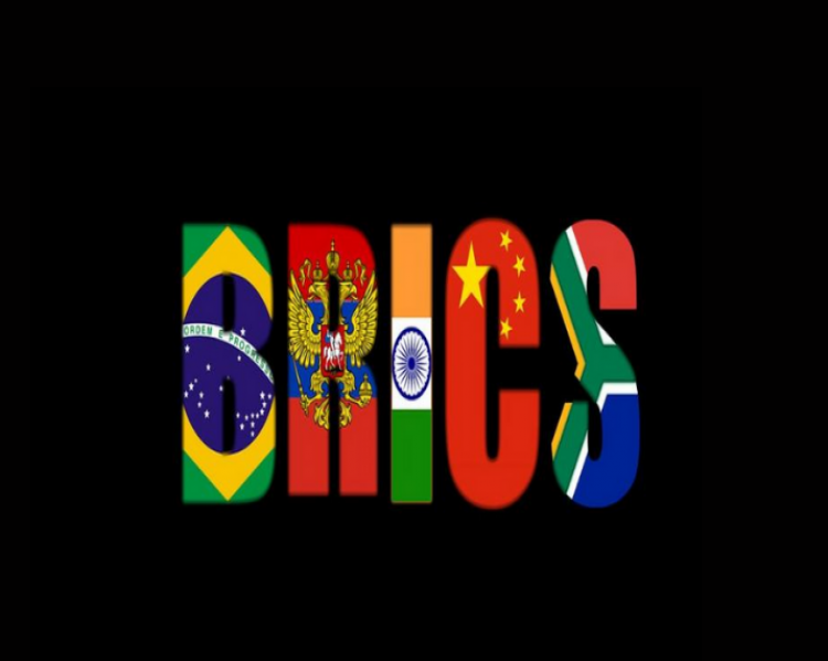 poptime's tweet photo. GENTE? Donald Trump AMEAÇOU taxar EM 100% o BRICS caso o bloco crie uma moeda para SUBSTITUIR o dólar.

"Exigimos que esses países se comprometam a não criar uma nova moeda, nem apoiar qualquer outra que substitua o poderoso dólar americano, caso contrário, eles sofrerão" https://t.co/lkjXSxlByY