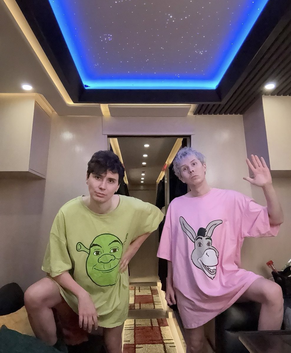 the fact that this is on the tour bus is so funny THEY JSUT HAD THEIR COOCHIES OUT ON THE SHARED BUS???