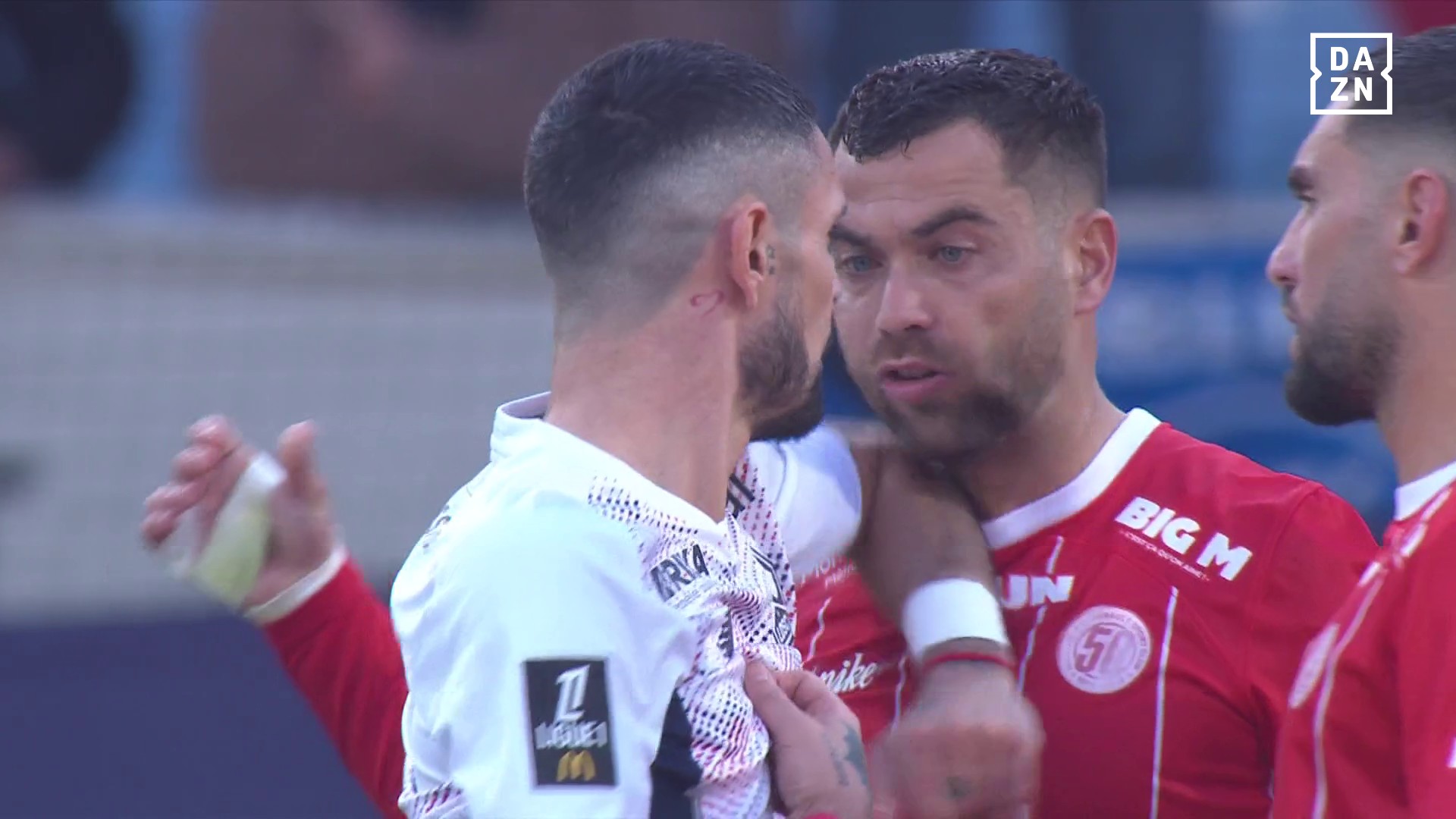 Free FOOT on X: "QUEL BAZAR A MONTPELLIER 😐 Pendant une consultation VAR pour un pénalty, les esprits se sont échauffés entre Savanier et Cabella, auteur d'un coup de coude. 🟨 pour