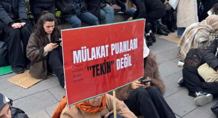 İlk 800’e girip mülakata takıldılar: ‘Buralara yerime başkası atansın diye gelmedim’

<a href="/aysegul_kasap/">ayşegül kasap</a>'ın haberi

diken.com.tr/ilk-800e-girip…