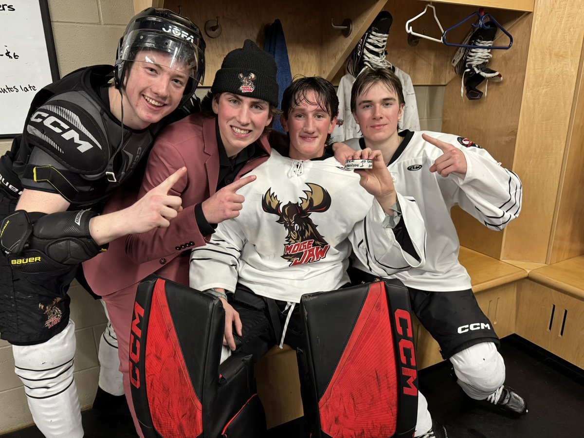 MJAAAWarriors's tweet photo. 🚨GOALIE GOAL🚨

A night Luke McKechnie will never forget, as he finds the back of net for his first U18 AAA goal! 🔴⚫️🫡

What a night!

@BarDown @MondayNooner https://t.co/kagebf6mDj