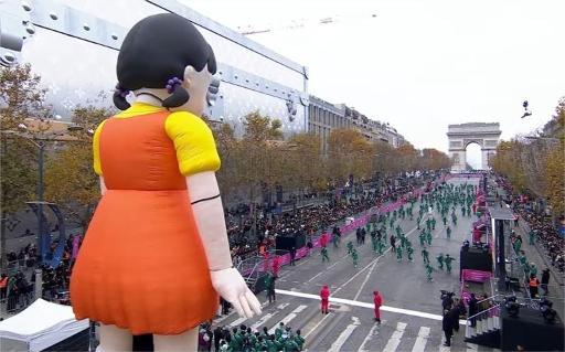 AnonymousOpsFr's tweet photo. 🇫🇷 : On the Champs-Élysées, 456 fans replay the “1, 2, 3 Soleil” event from the Netflix series Squid Game. #SquidGame2 https://t.co/kEXgq06K1m