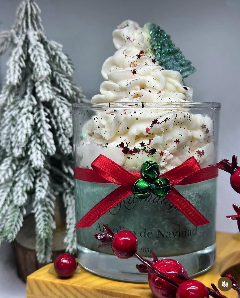 Holaaaaa, mi hermana hace velas navideñas aromáticas. Es un nuevo emprendimiento. Please RT por si alguien quiere encargar para regalitos en Navidad y para tener en su casita 🤍 el ig es Aromatique.RD 🎄
