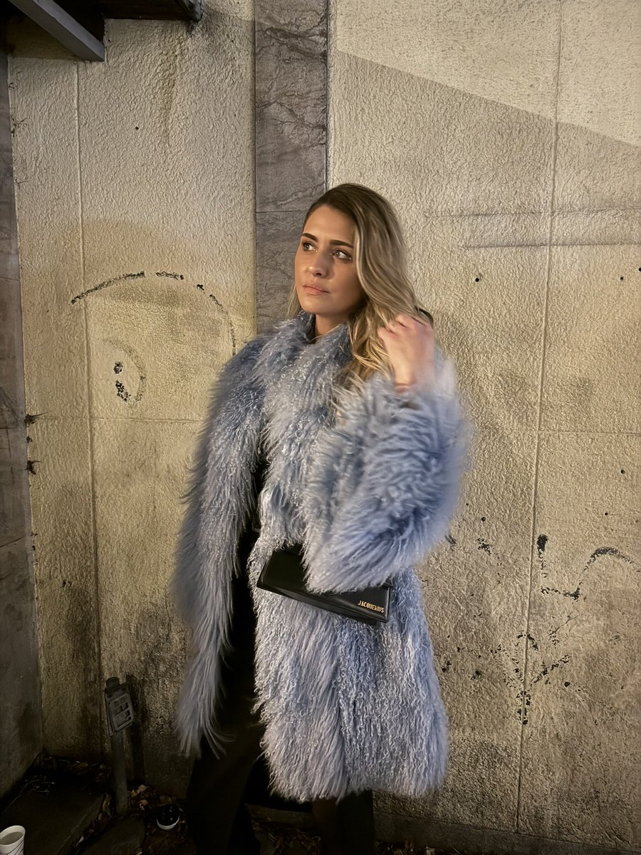 Ni behövde typ se denna bild på en kvinna med blå fårpäls