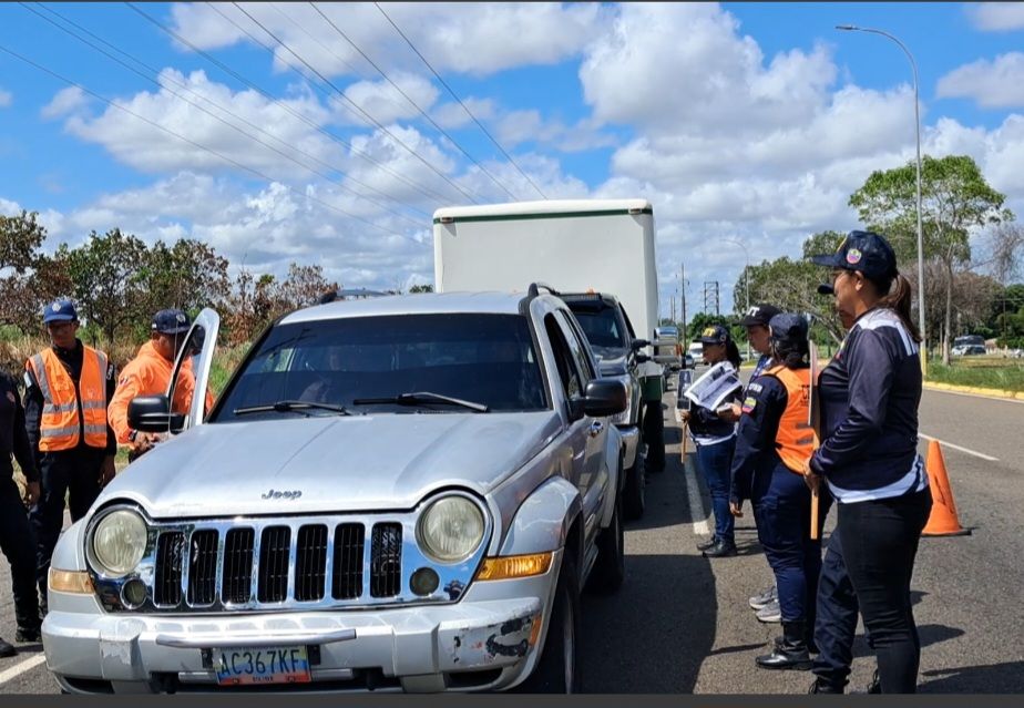 movilcbo's tweet photo. #Prevención|En el Día Mundial del Cinturón de Seguridad,los servidores públicos del #INTT Ciudad Bolívar desde el PAC del Paseo Simón Bolívar,se encuentran en una campaña de concientización para fomentar el uso obligatorio del dispositivo entre los conductores.
#UsaElCinturon https://t.co/uVaS8IymsT
