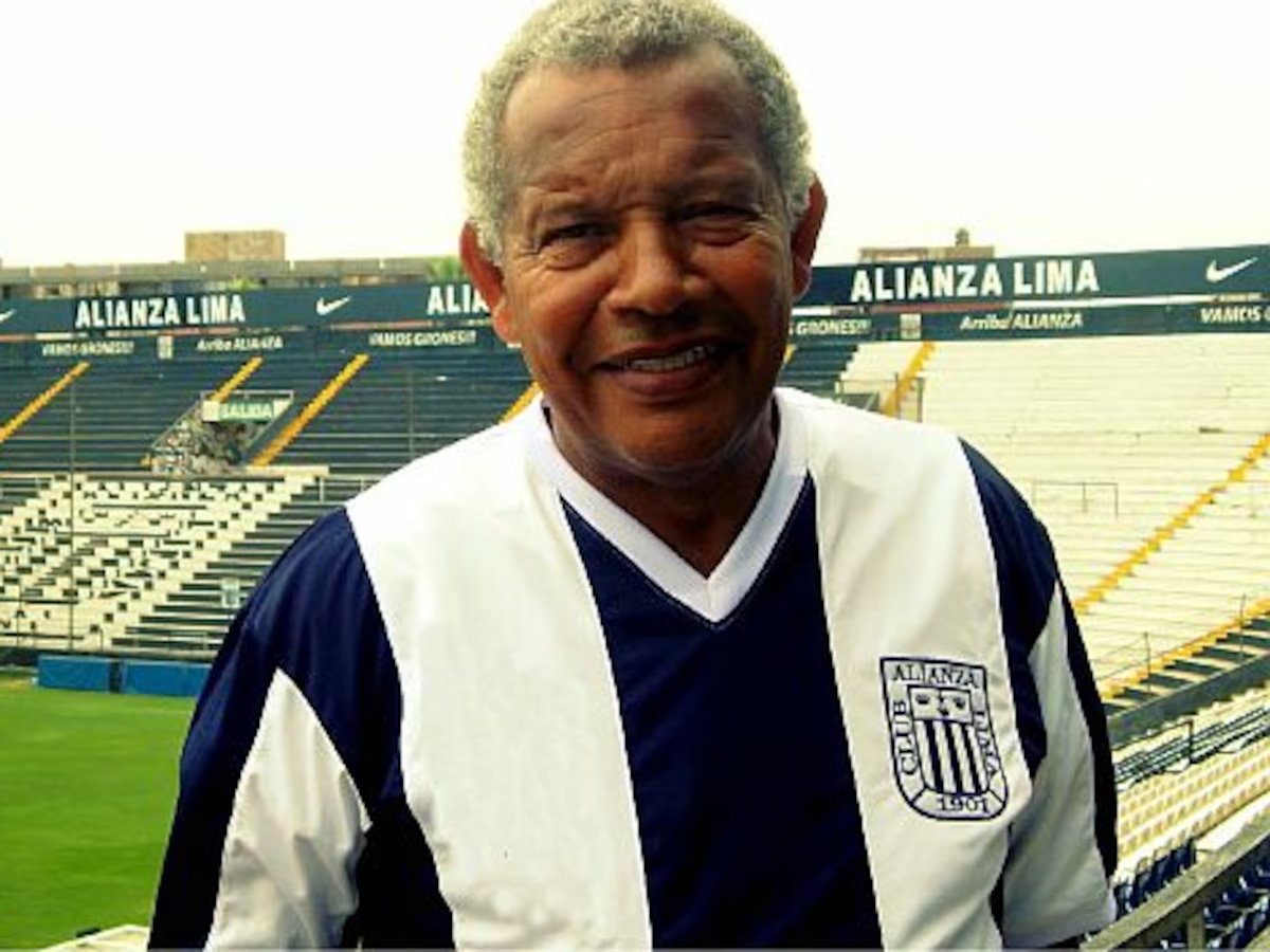 Gente Grone Don Alex Berrocal, necesita nuestro apoyo. Se necesita donantes de sangre O+ en el Hospital Almenara (puerta 15, Jirón Abtao). Este es el primer partido del año q todos tenemos q sacar juntos adelante.