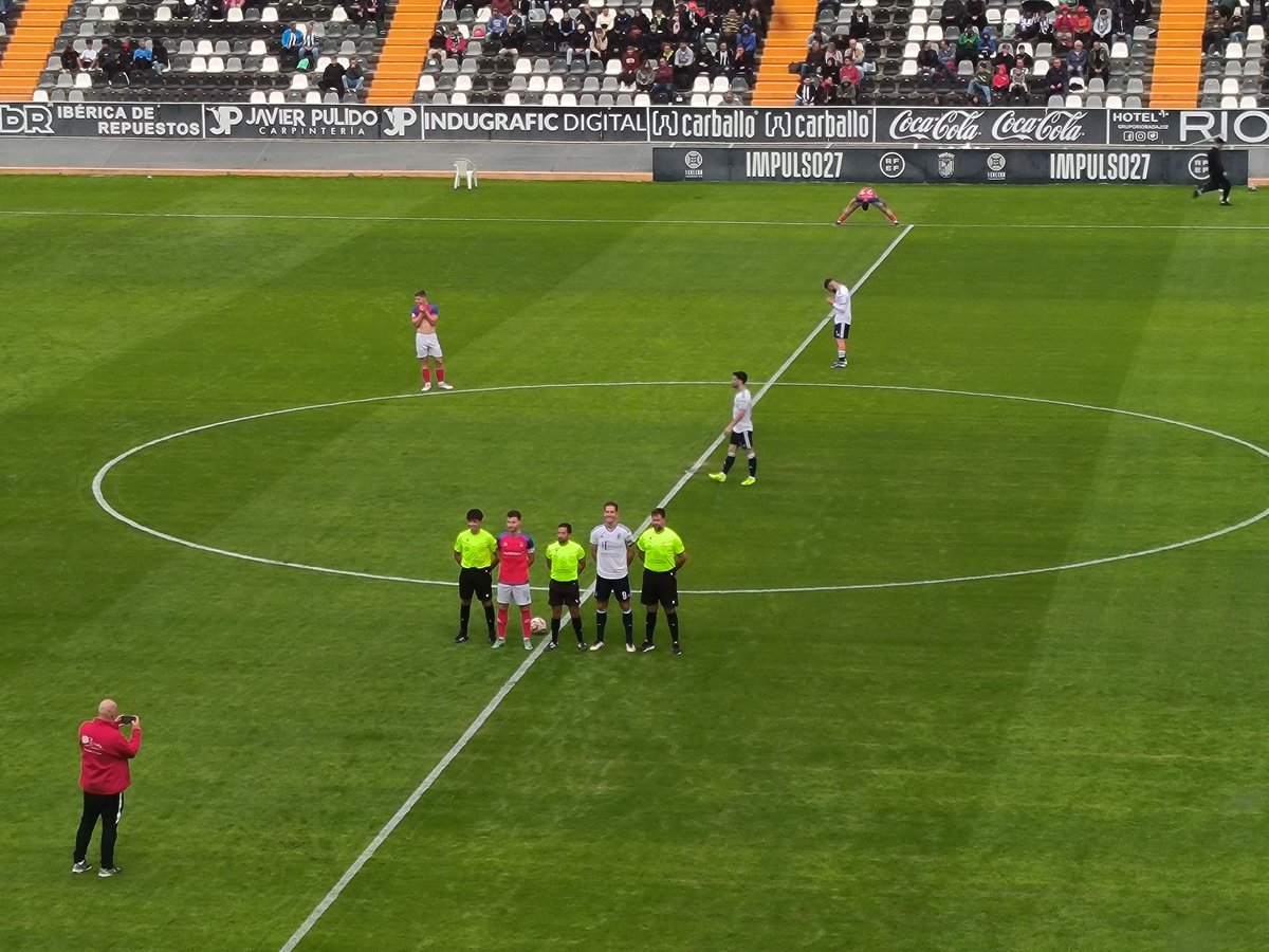El <a href="/CDBadajoz/">CD Badajoz</a> hoy estrena la indumentaria q luce, la blanca.