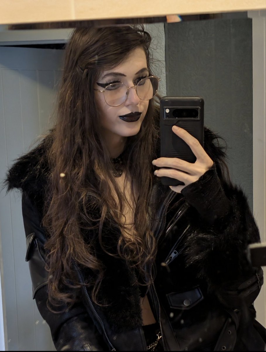 It's date night, you better be into tight ropes and scented candles 😈😤