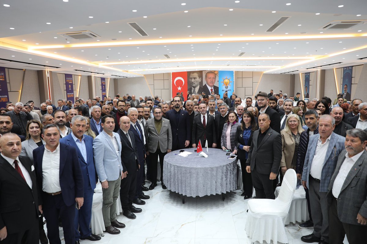 AK Parti, samimiyetin, kardeşliğin ve dayanışmanın en güzel örneğini teşkilatlarımızda yaşatmaya devam ediyor. 

Hep birlikte güldüğümüz, paylaştığımız ve güçlendiğimiz bu ortam, milletimize olan hizmet aşkımızın en büyük kaynağıdır. 

Yolumuz uzun, hedefimiz büyük;