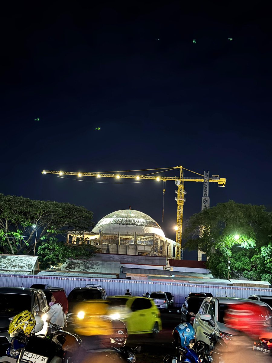 Pemasangan fasad kubah Masjid Raya Al-Bakrie Lampung 🕌, tampak dari Lapangan Saburai. 
📷 : <a href="/nayahcawou/">Zivinda</a>