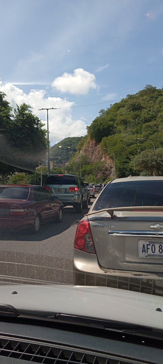 dmpc2909's tweet photo. @Alcalde_FreddyR Srs. Trancaron Pista Norte, y la salida para Caracas por intercomunal colapsado totalmente https://t.co/yeAKN1AqCN