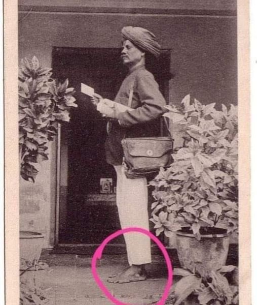 एक दिन एक बुजुर्ग डाकिये ने एक घर के दरवाजे पर दस्तक देते हुए कहा..."चिट्ठी ले लीजिये।"

आवाज़ सुनते ही तुरंत अंदर से एक लड़की की आवाज गूंजी..." अभी आ रही हूँ...ठहरो।"

लेकिन लगभग पांच मिनट तक जब कोई न आया तब डाकिये ने फिर कहा.."अरे भाई! कोई है क्या, अपनी चिट्ठी ले लो...मुझें औऱ