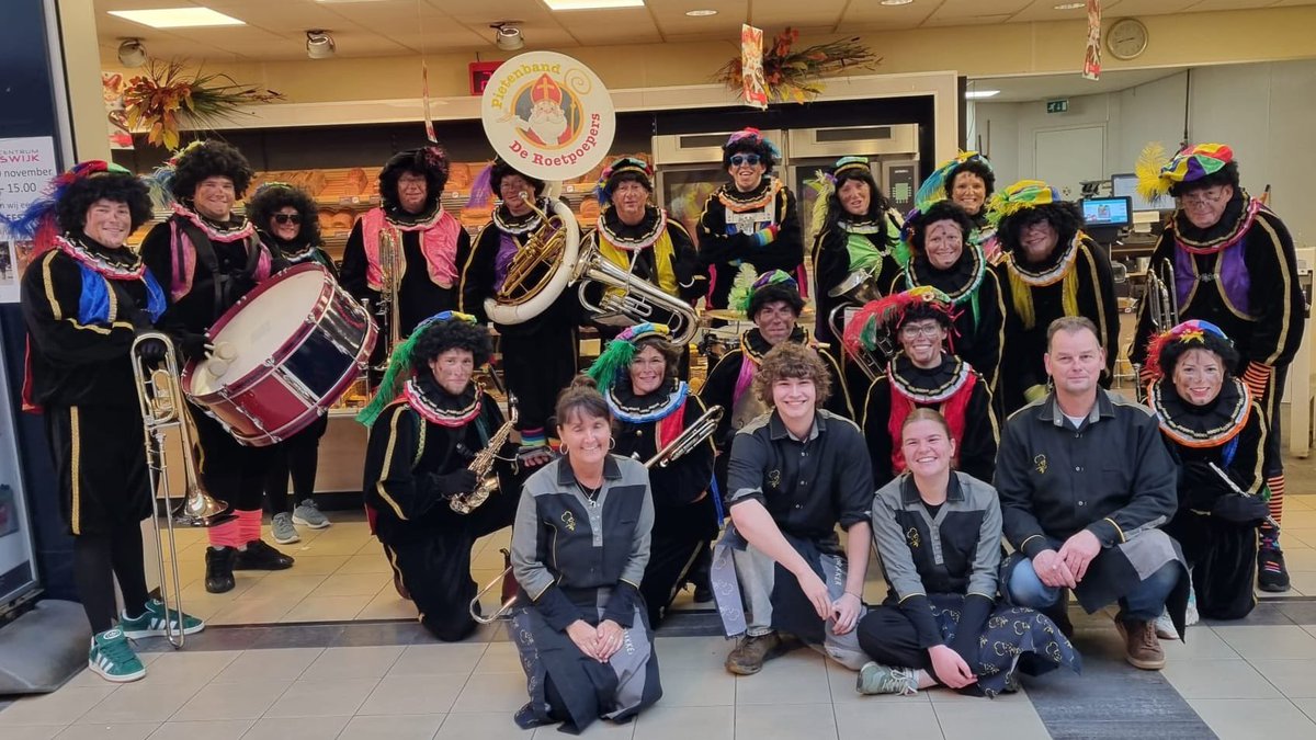 🎺 Pietenband de Roetpoepers 🎷 worden overal gespot! 
Vorige week zaterdag maakten zij de boel onveilig in Vlaardingen op de Loper en in het oude centrum van Maassluis.
Afgelopen zaterdag te zien en horen in Maaswijk, meer info: info@thalita.nl