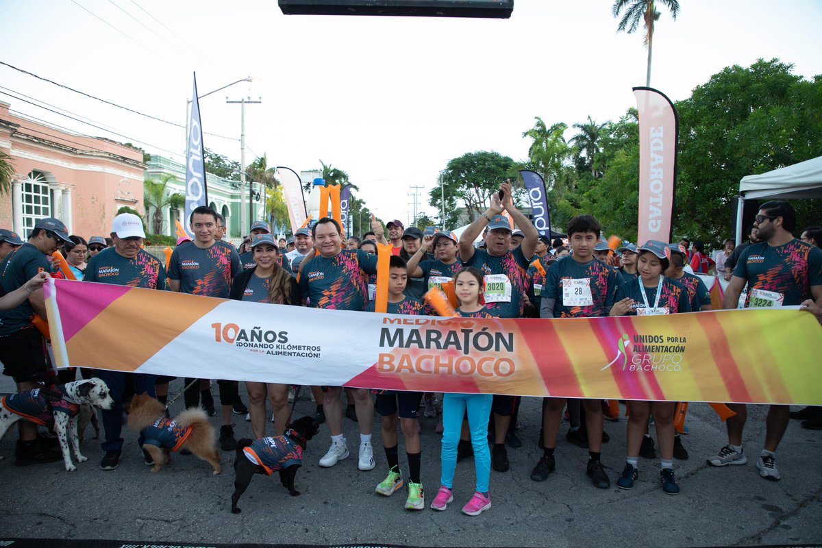 huachodiazmena's tweet photo. Mi esposa Wendy y yo, junto con nuestros fieles compañeros Kenai y Brangus 🐾, participamos en la modalidad de 3 km del Medio Maratón "Unidos por la Alimentación". Fue un privilegio compartir esta experiencia con tantas y tantos yucatecos solidarios, sumándonos al esfuerzo por apoyar al @DIF_Yucatan en su labor de ayudar a las familias que más lo necesitan. 

Gracias a Bachoco por su apoyo para hacer posible este evento y al equipo del DIF por su incansable trabajo. Cada paso que dimos nos recuerda que, unidos, podemos construir un Yucatán más fuerte y solidario.