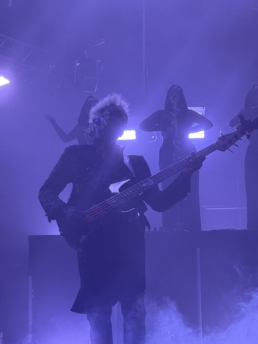 roosoooo's tweet photo. @fadetodvst here are some pics i got of him in london on friday!! https://t.co/nT25Su2TeV