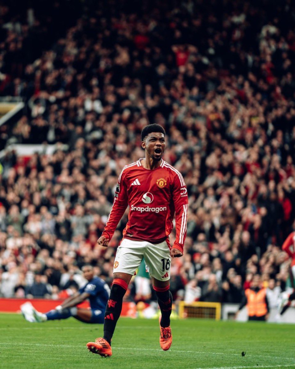 Amad diallo vs. Everton.

2 assists.
3 chances created.
2 big chances created.
4/4 dribbles attempted.
11/14 Ground duels.
4 Tackles/Recoveries.
2 Clearances.
86% Accurate passes

Ten Hag biggest mistake was benching this guy.

#MANUEVE #MUFC