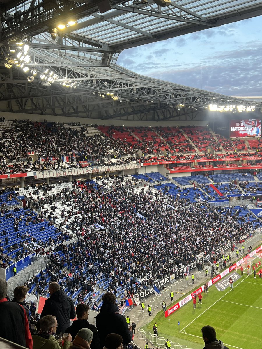 Il y a sûrement meilleur après-midi que d’aller voir un Lyon - Nice un dimanche de décembre. Mais ce match permet de découvrir un nouveau stade. On va mettre le chauvinisme de côté et dire que ce Groupama Stadium est réussi que ce soit de l’intérieur ou de l’extérieur #OLOGCN